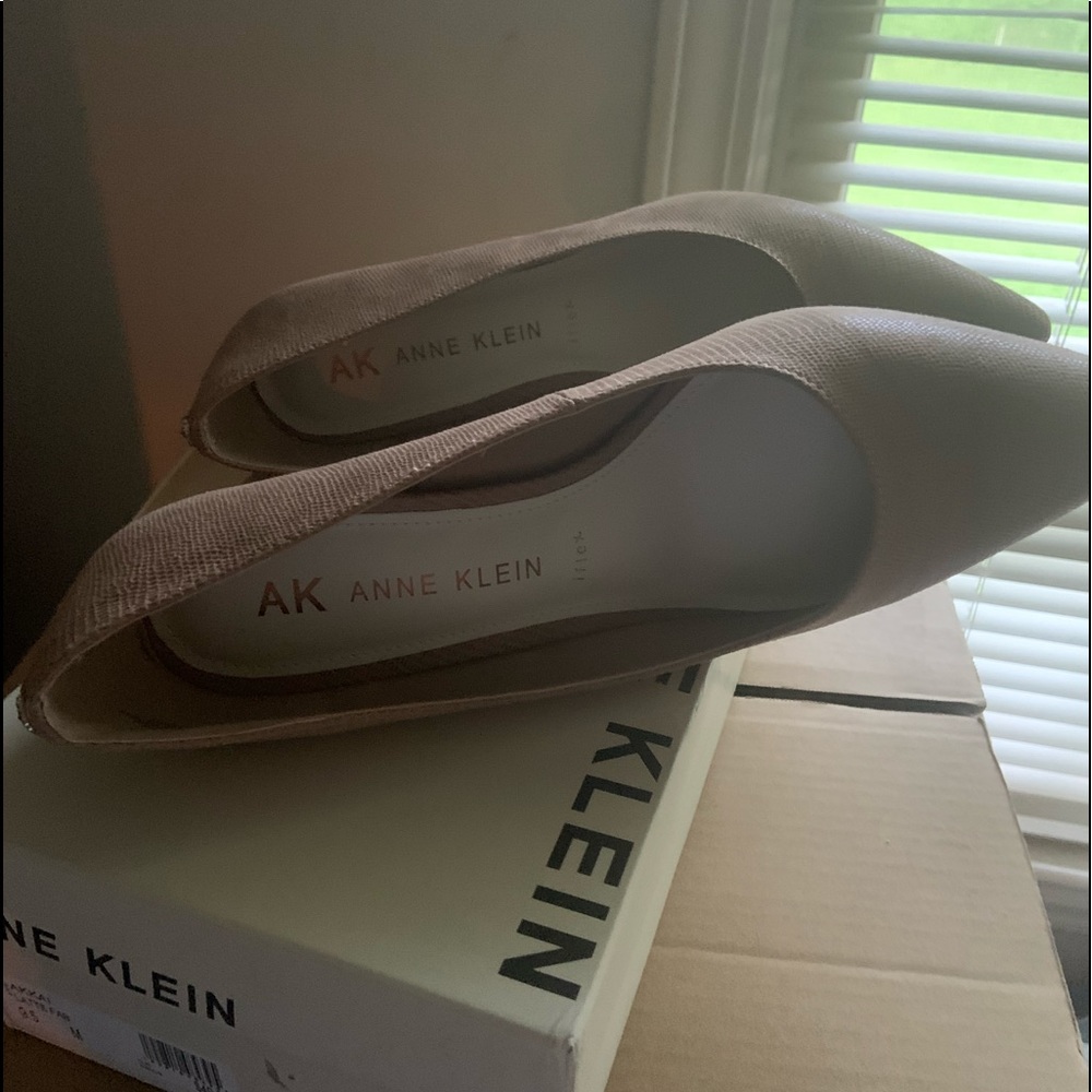 BRAND NEW ANNE KLEIN BEIGE/TAN HEELS - Picture 6 of 8